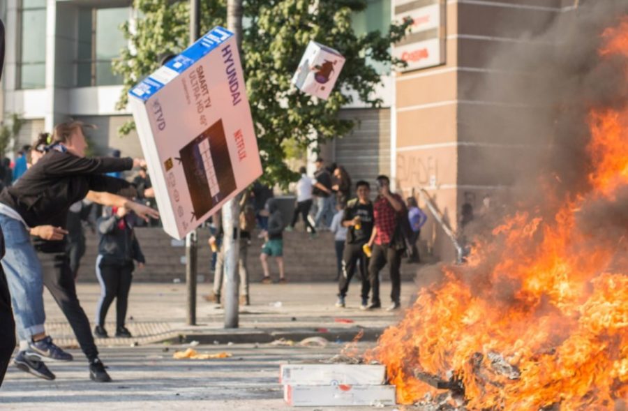 ¿Por qué los manifestantes queman los televisores del retail en las barricadas? Foto: Alexander Carrizo